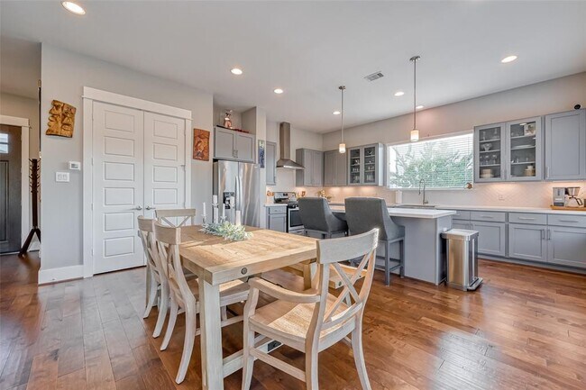 Foto del edificio - 338 Yale Oaks Ln