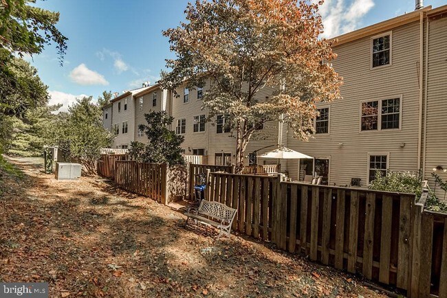 Building Photo - 7872 Colonial Village Row