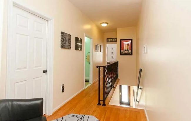 Building Photo - Charming Rowhouse Retreat in the Heart of DC!