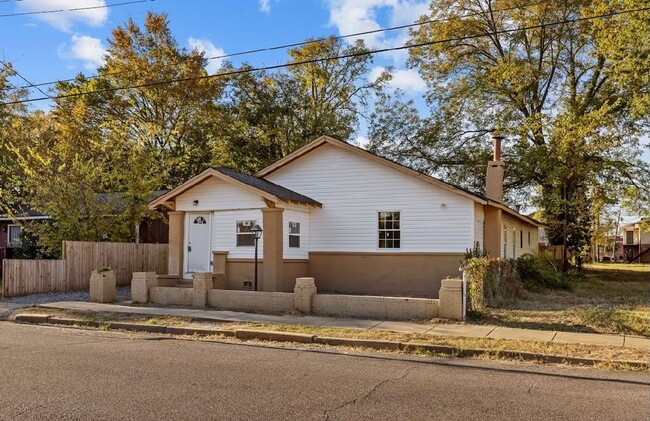 Building Photo - Newly Renovated 4 Bedroom 2 Bath Home.