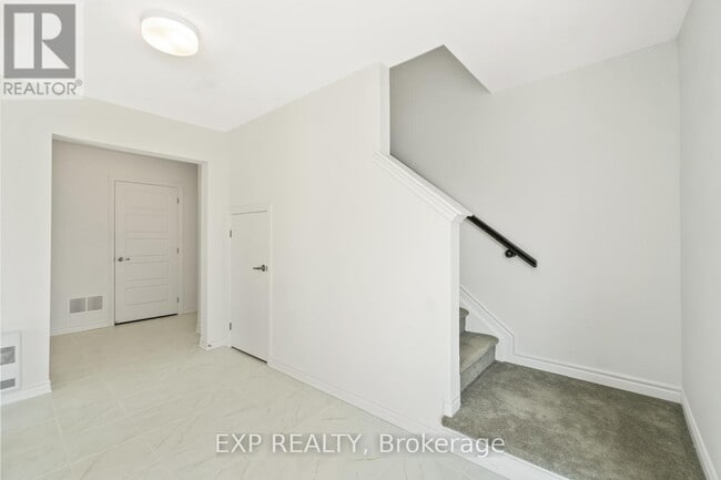 Building Photo - 215 Darjeeling Ave