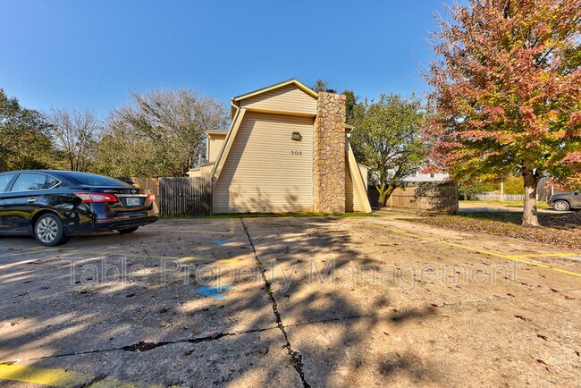 Building Photo - 308 Vicksburg Cir