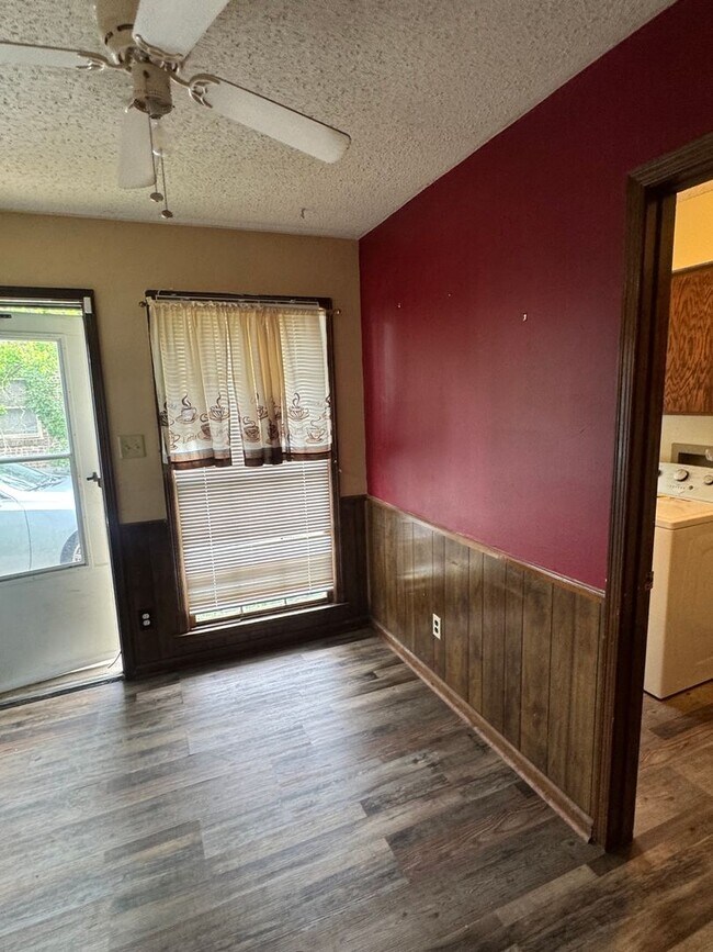 Foto del edificio - 3324 Cross Creek Dr