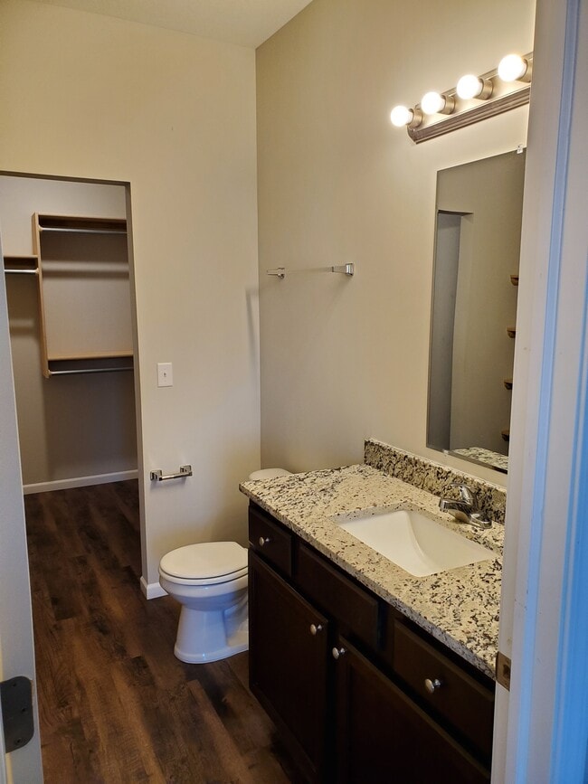 Building Photo - 416 S Longbranch Dr