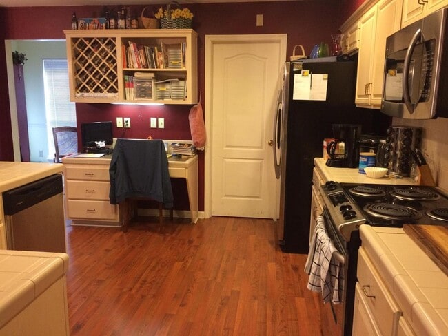 Foto del edificio - Not a Rental Listing – For Adding a Tenant to Existing Lease Only