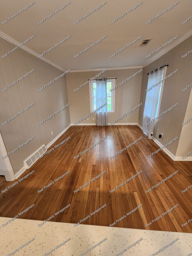 Building Photo - Three Bedroom Munster Cape Cod