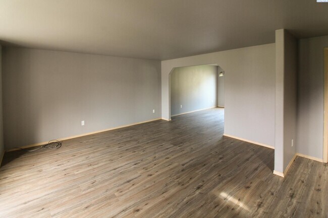 Building Photo - 4 Bed/2.5 Bath House in West Pasco