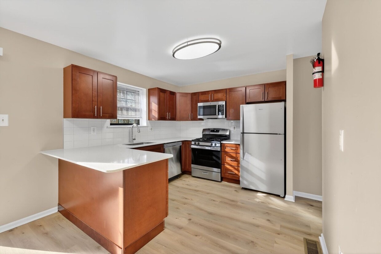 Newly Refinished 2 Bedroom Townhome - Newly Refinished 2 Bedroom Townhome