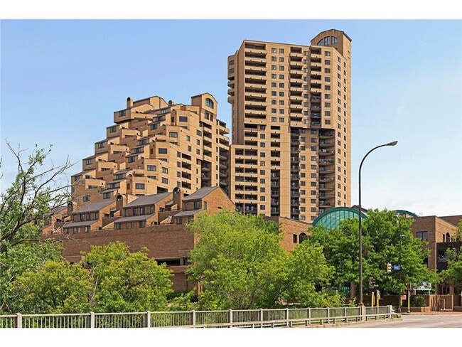 Edificio Falls-Pinnacle - 110 1st Ave NE