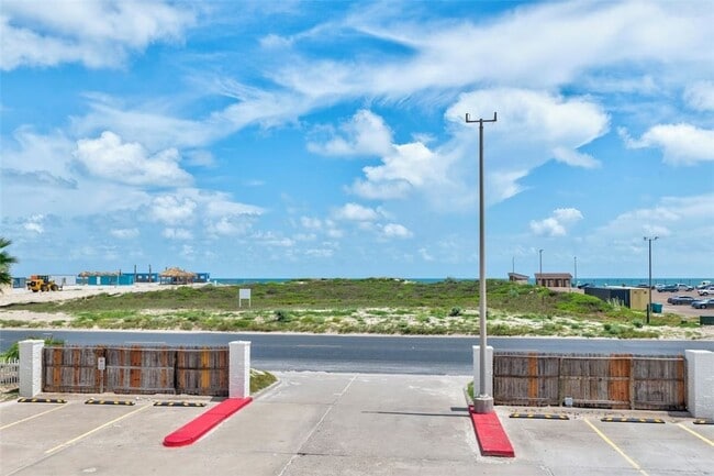 Foto del edificio - 14921 Windward Dr