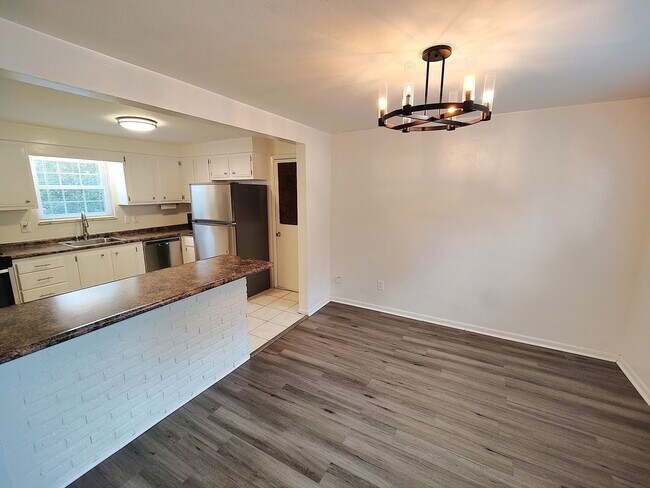 Foto del edificio - *Updated & Spacious 3BR/1.5BA Single-Family Home Available in West Mifflin*