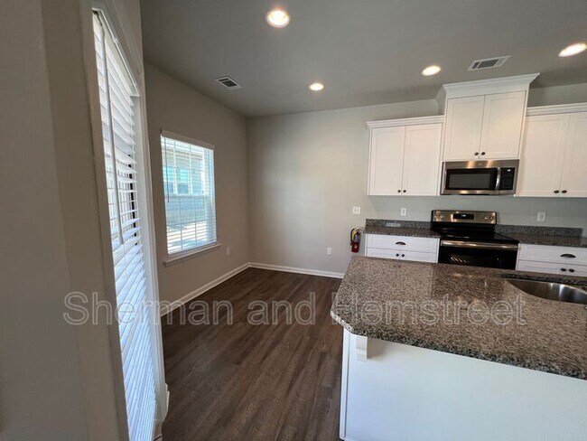 Building Photo - 661 Dobhill Ln