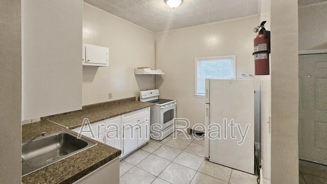 Building Photo - 7479 Westlake Dr