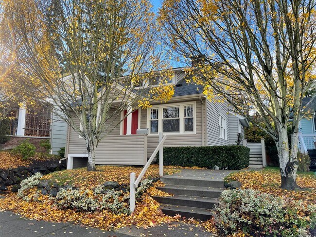 Building Photo - Five bedroom plus office near Green Lake w...