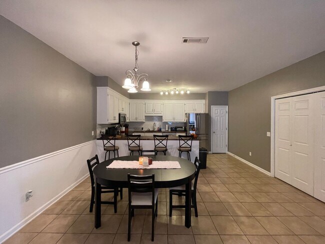 Foto del edificio - Wakefield Subdivision!  End Unit.