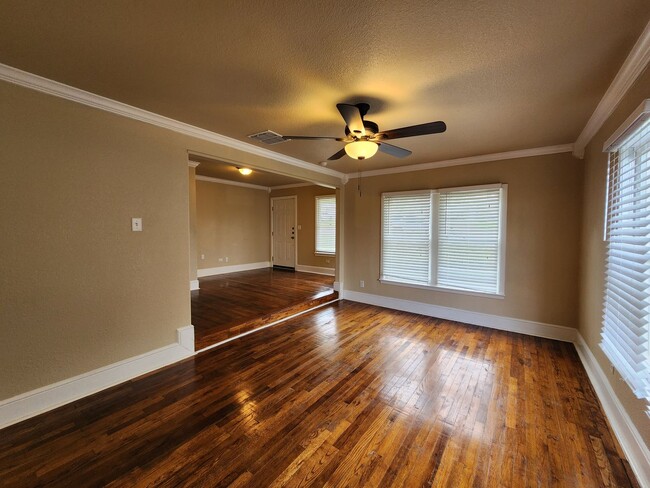 Building Photo - 4/2.5 House With Extra Room Or Office Spac...