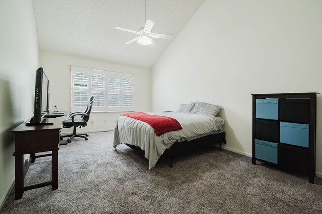 Building Photo - Gorgeous 3 Bed / 4 Bath Townhome in Centen...