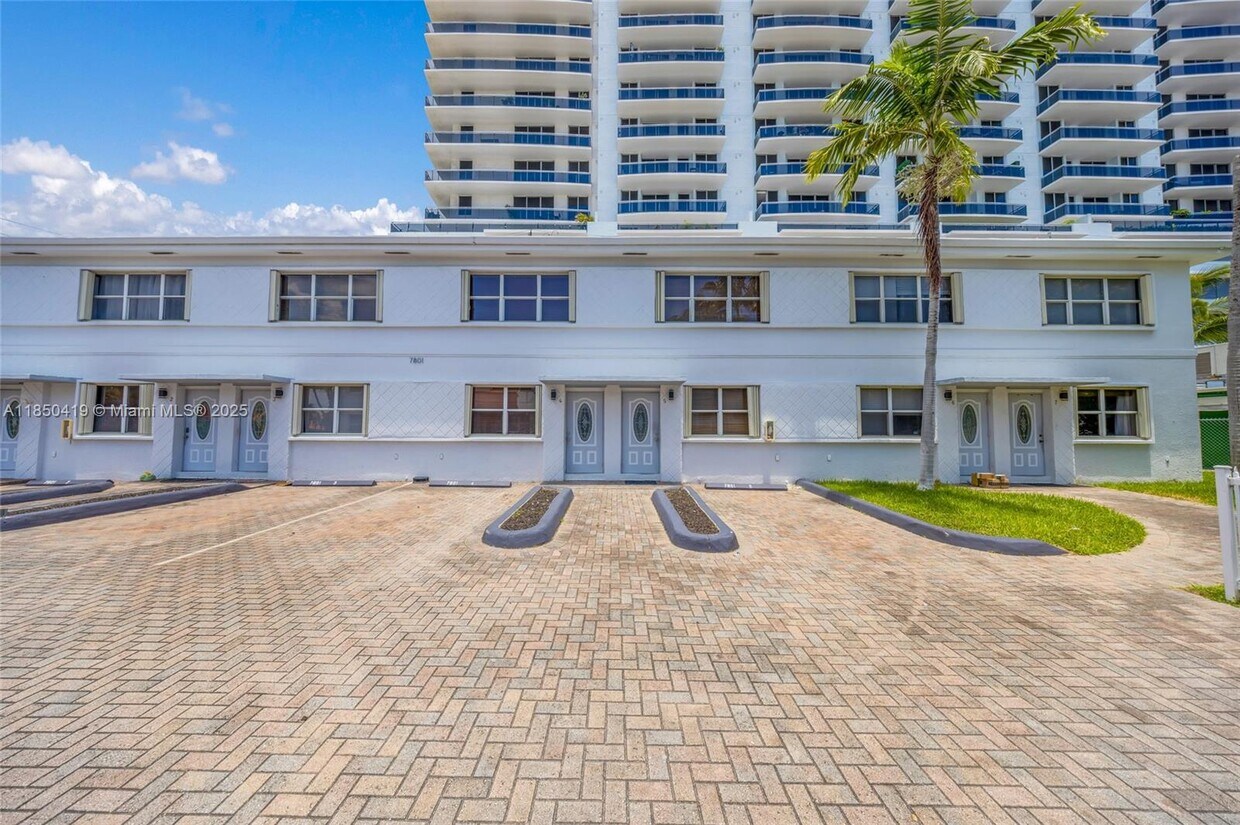 Foto principal - 7801 Hispanola Ave