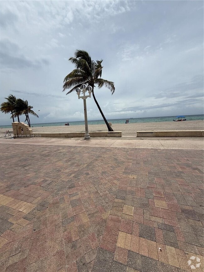 Building Photo - 2600 N Surf Rd