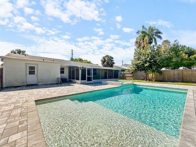 Foto del edificio - Deposit-Free Living! Stunning Sarasota Home with Pool – Minutes from Siesta Key Beach!