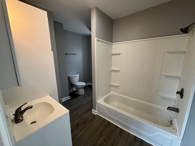 Building Photo - 2 Bedroom 1 Bath House in Rock Island