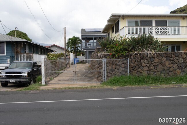 Foto del edificio - West Side Paradise – Updated 3-Bed, 2-Bath Upstairs Unit
