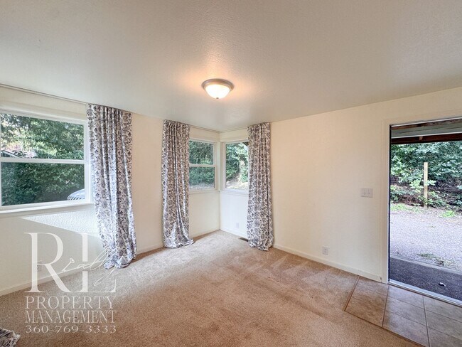 Foto del edificio - Private Retreat with Expansive Yard & Loft Space