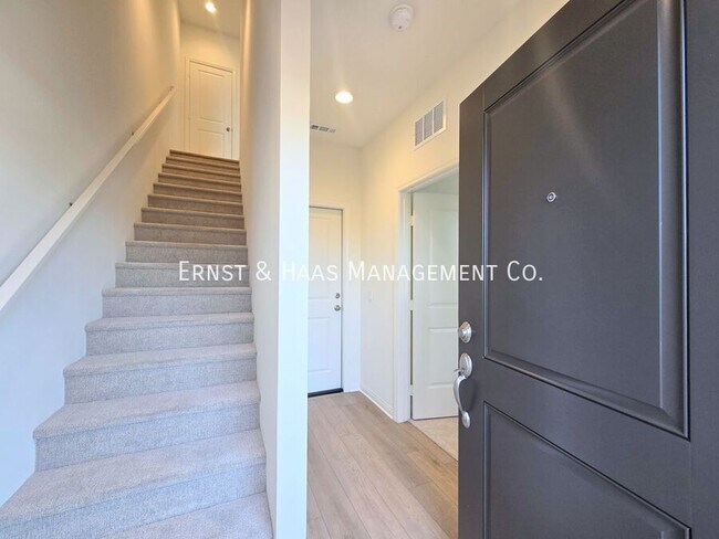 Foto del edificio - 2420 E Lincoln Ave