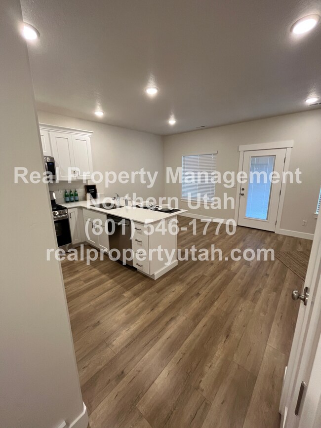 Foto del edificio - 3 Bedroom 2.5 Baths End Unit Townhome Avai...