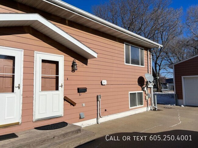 Building Photo - Stylish 2-Bed Home with Modern Amenities a...