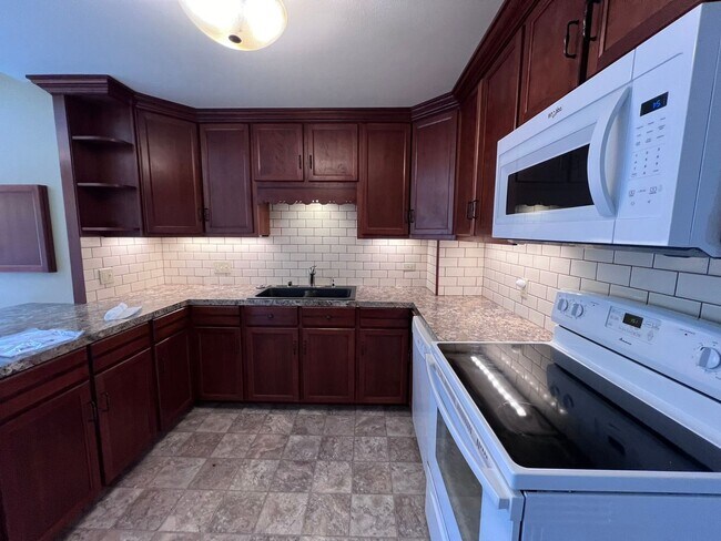 Building Photo - 2 Bd 1 Ba Duplex with fenced yard in Beaut...