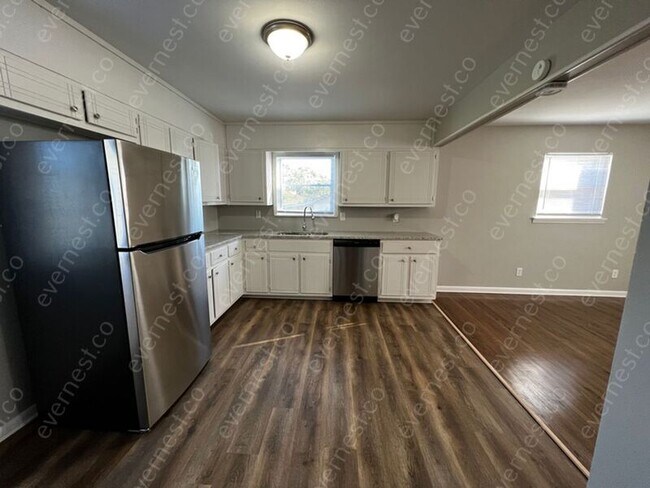 Building Photo - 931 Mountain Dr