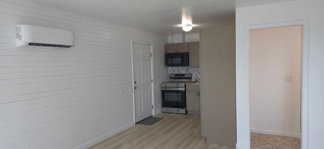 Building Photo - Diamond Point Gem