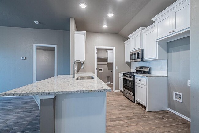 Building Photo - 1624 Highland Loop