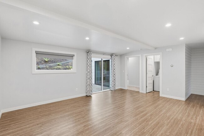 Building Photo - Stunning 4 Bedroom/2 Bathroom West Linn Retreat with Designer Firepit & Gorgeous Views!