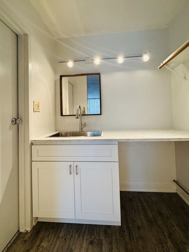 Foto del edificio - Best Deal in the area! Newly renovated Studio apartment - ALL UTILITIES INCLUDED! Studio apartmen...