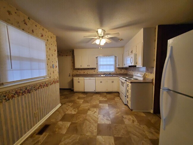 Building Photo - 2 WEEKS FREE OFF FIRST FULL MONTHS RENT