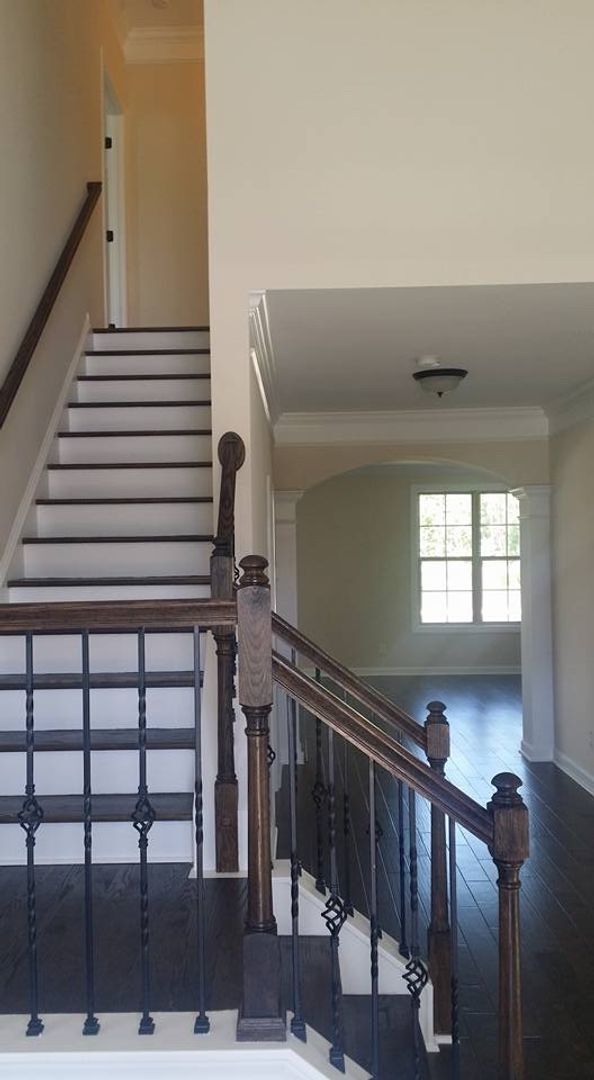 Foto del edificio - 5 bedroom 4 bath plus Bonus Room and Much ...