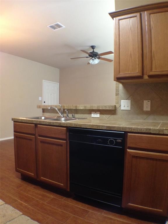 Foto del edificio - 2304 Wood River Pkwy