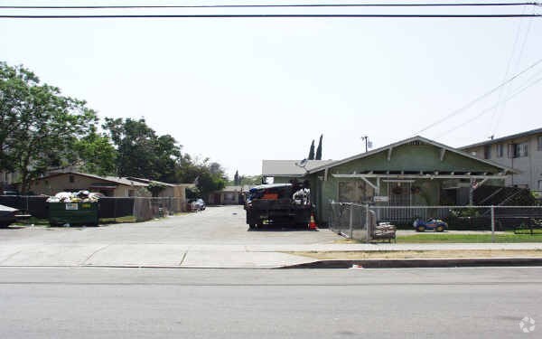 Foto del edificio - 4043-4045 La Rica Ave