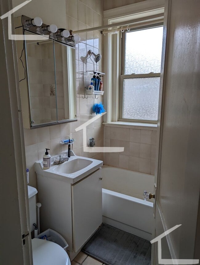 Foto del edificio - Spacious Brighton Studio for June! Easy ac...