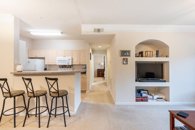 Foto del edificio - 2 Bedroom 1 Bath Condo in Park West - Mount Pleasant