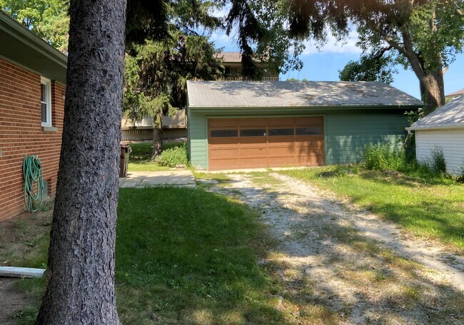 Building Photo - 714 Badger Ave