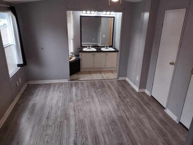 Foto del edificio - 5580 Ryans Trail Northeast