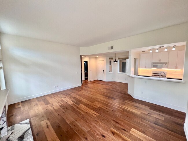 Foto del edificio - Beautiful Updated 2 Bed 2.5 Bath Condo in ...