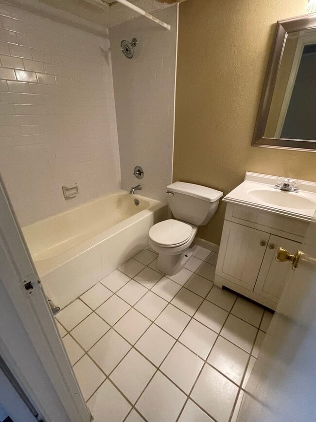 Building Photo - 1BD/1BA Condo located on the Germantown/Me...