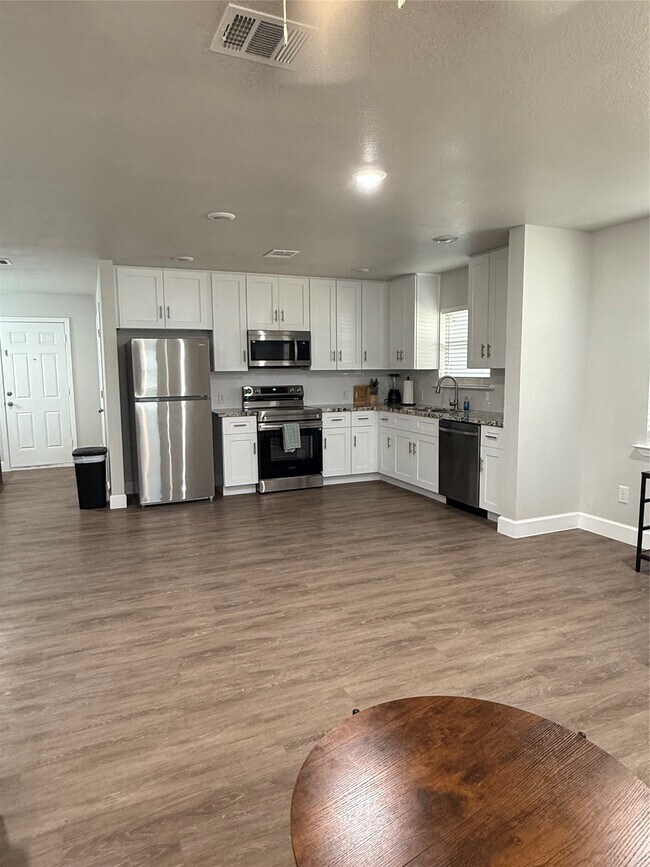 Building Photo - 3610 Newton Dr