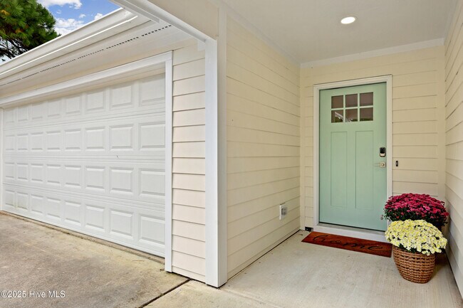 Building Photo - 303 Hixon Pl