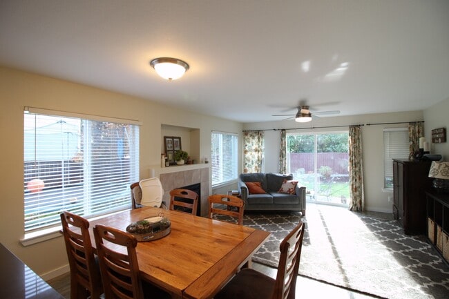 Foto del edificio - 4 Bed 2.5 Bath - Custom Upgrades - Small Dog - NAS Whidbey