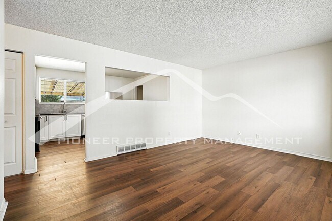 Building Photo - Charming Home with Washer/Dryer and Fenced...